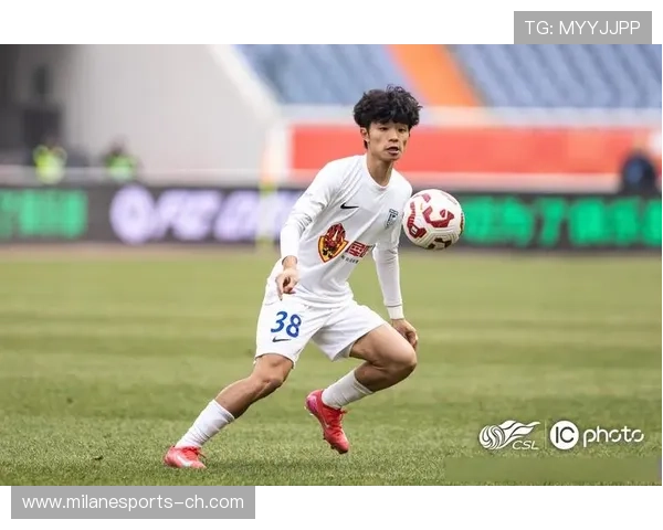 大连英博王禹中场策动边路突破，赛场上的全能指挥官